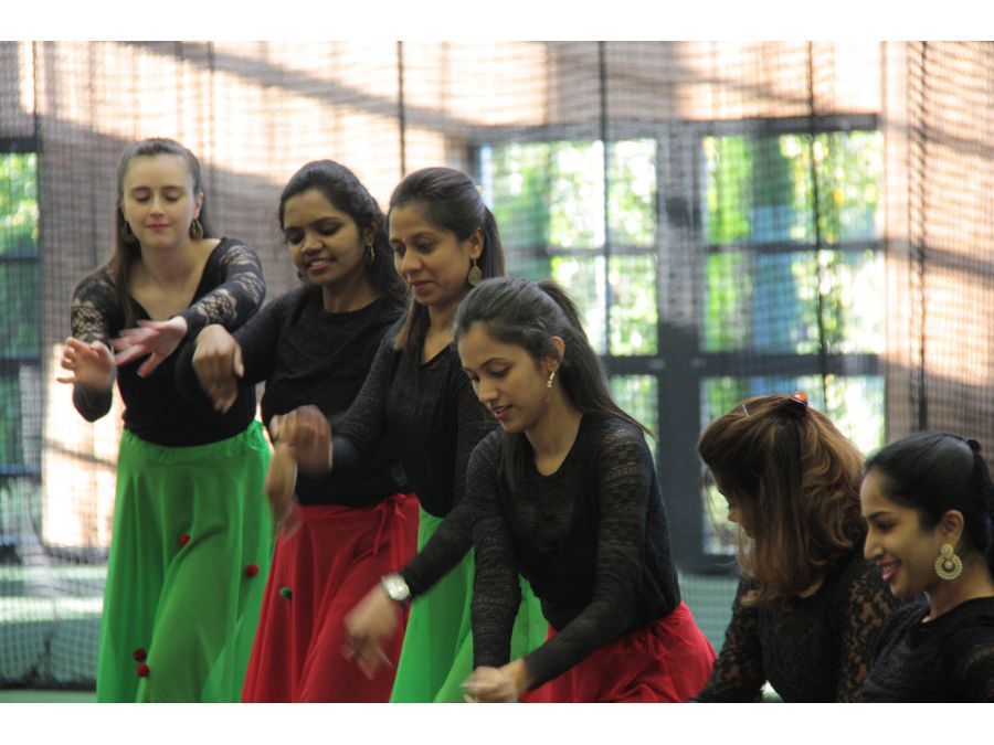 Impressionen beim Tanz aller Kulturen (Foto: © Bildungs- und Integrationszentrum, Kreis Paderborn, Johanna Leifeld)